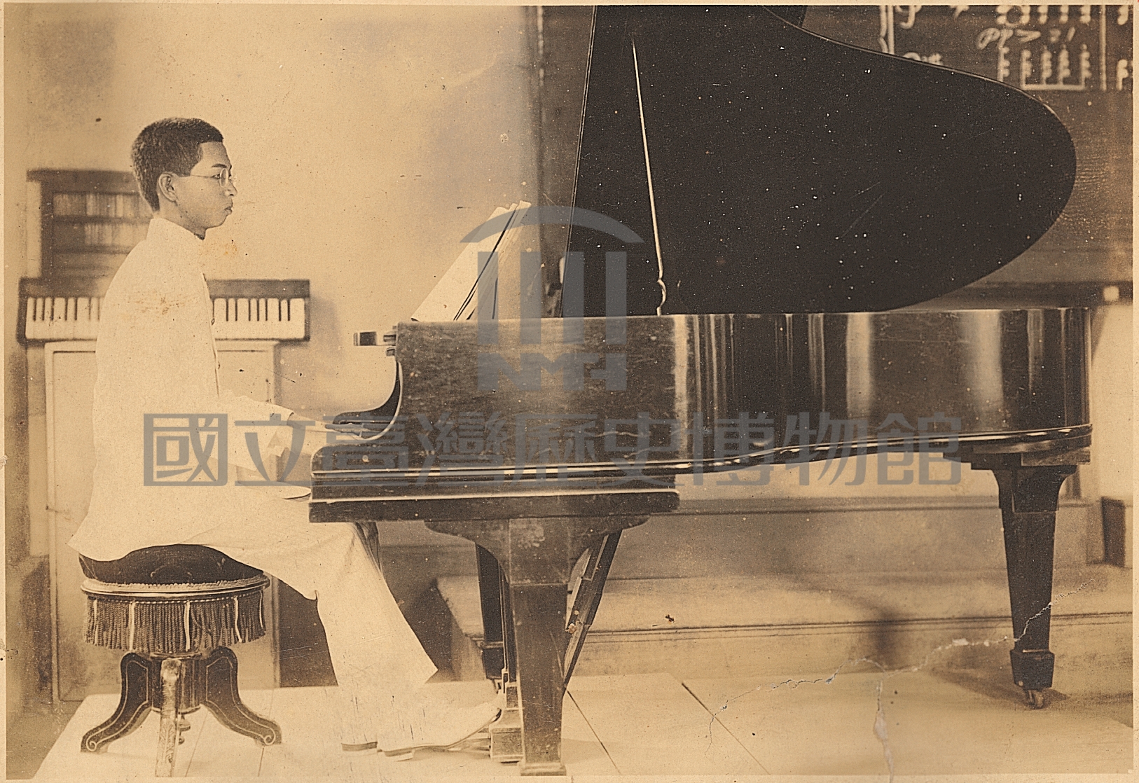臺北師範時期的練琴照 圖示