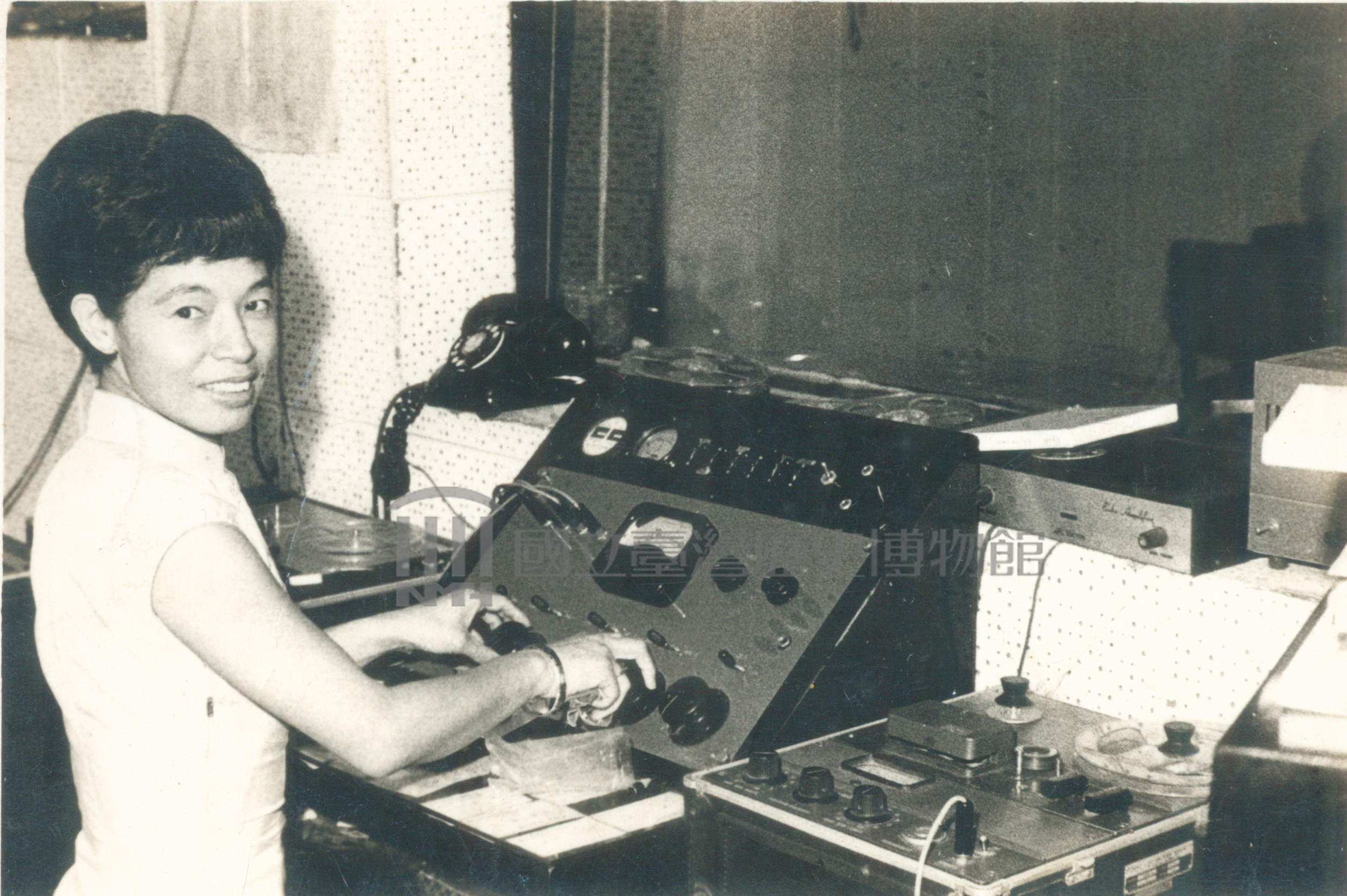 喻太太在林森南路錄音室操作機器
