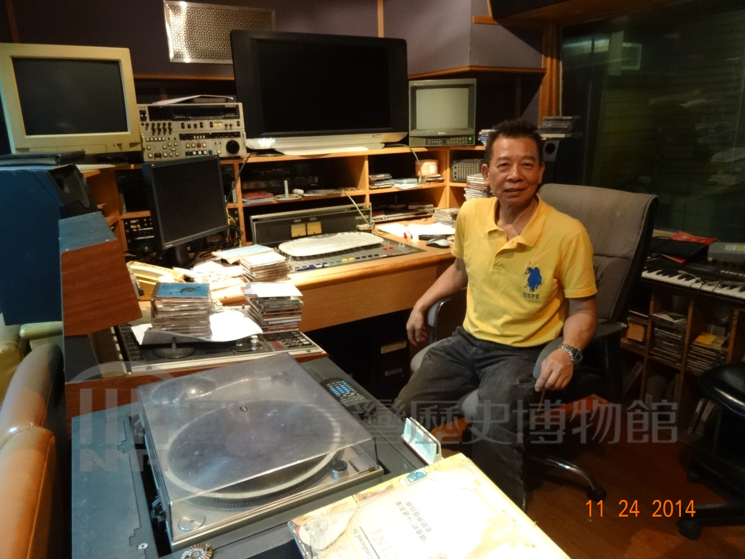 喻鳳寶先生於鳴岐錄音室