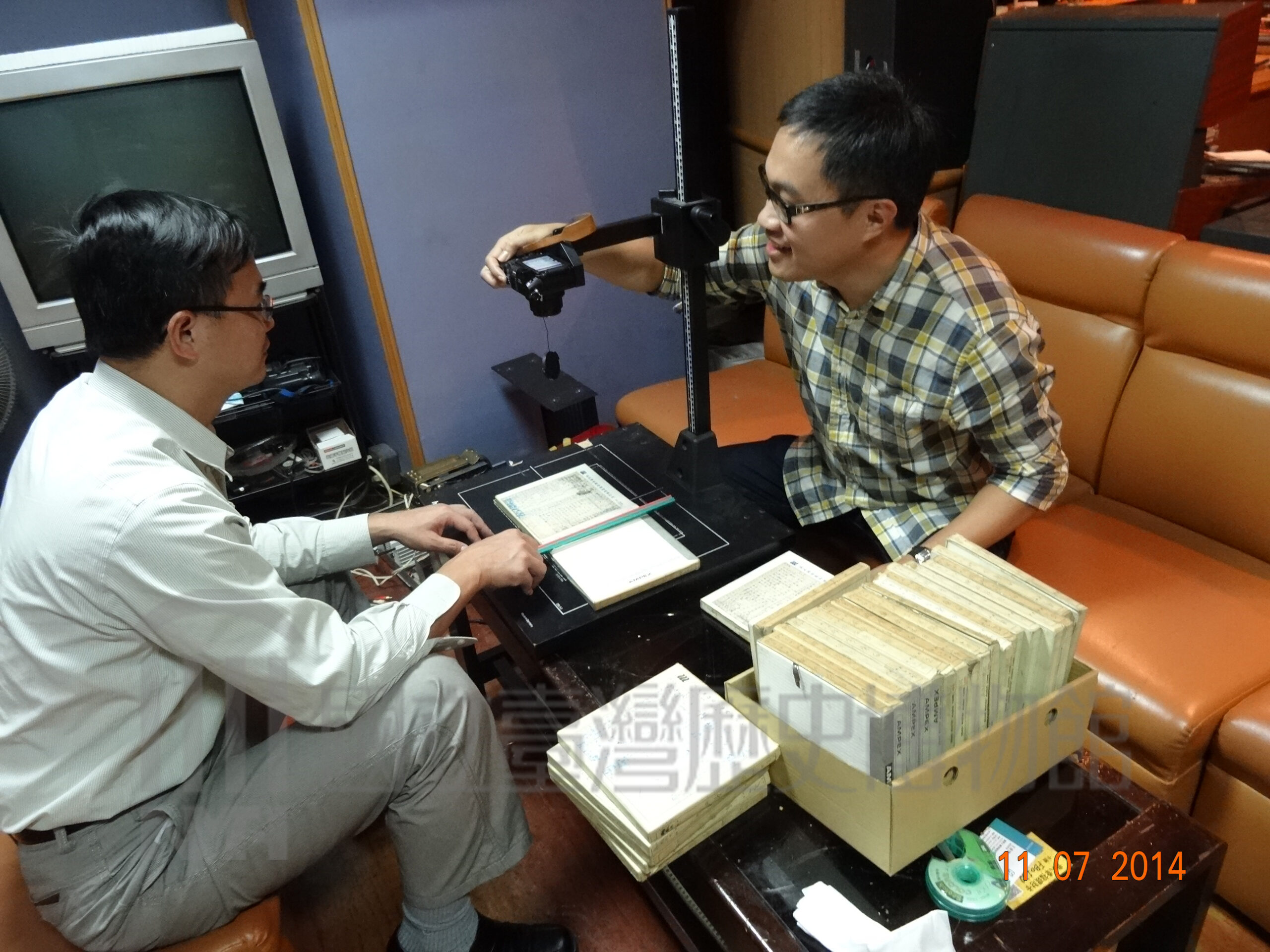 工作人員拍攝盤帶內容目錄