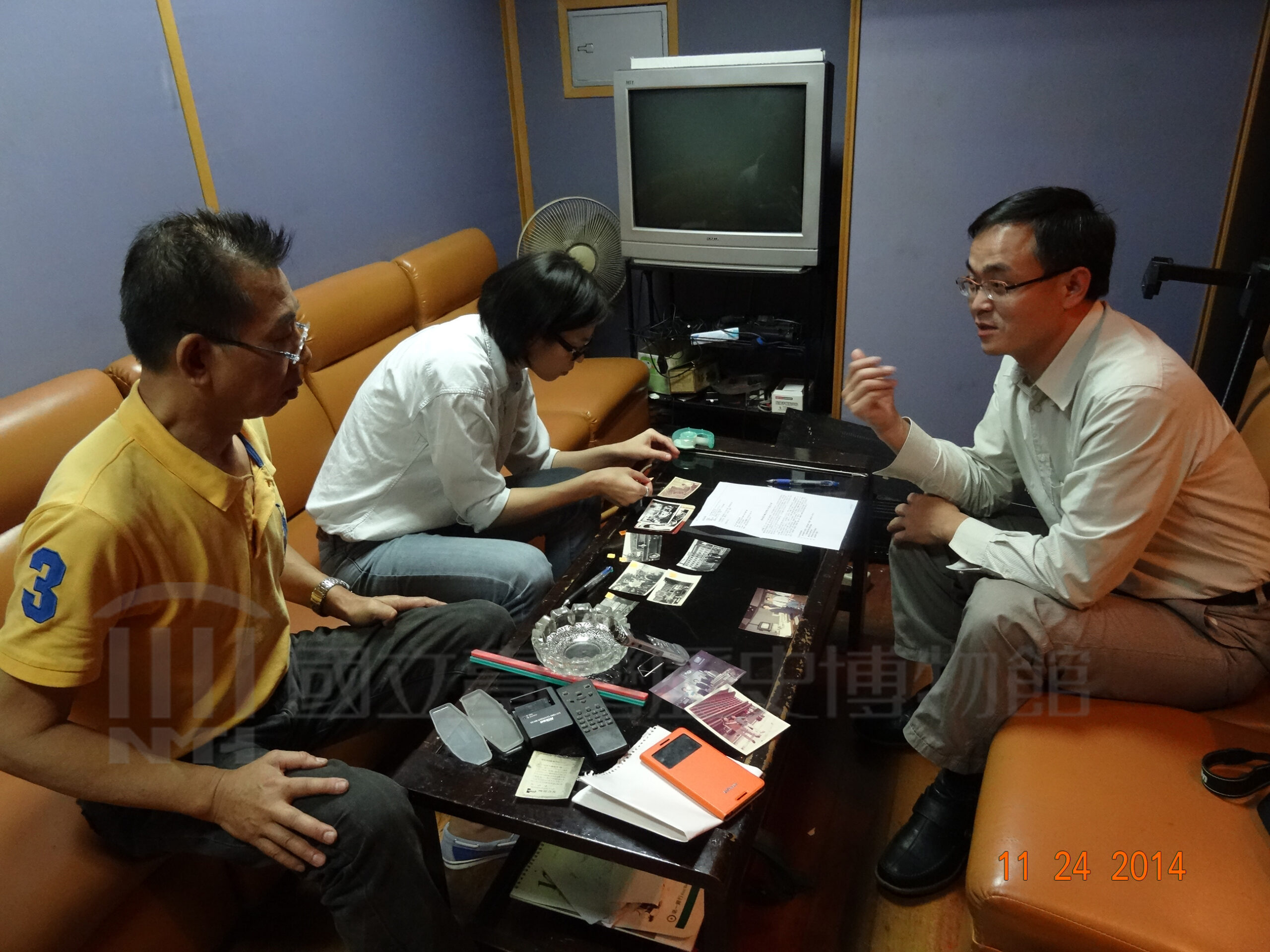 訪談喻鳳寶先生（左）