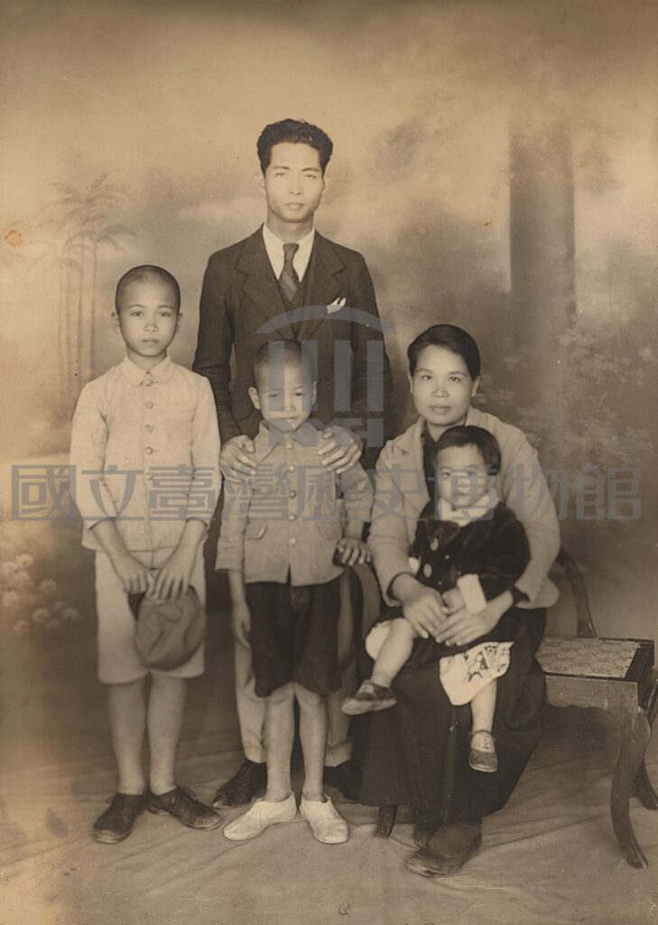 古倫美亞時期鄧雨賢全家福