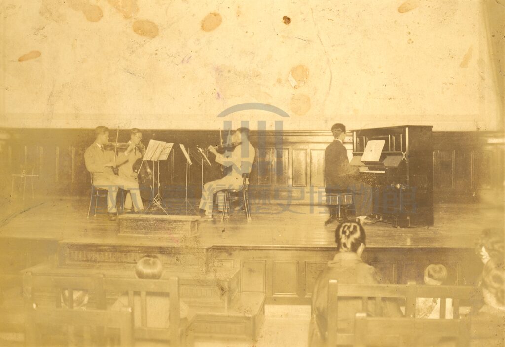 鄧雨賢音樂會彈鋼琴照