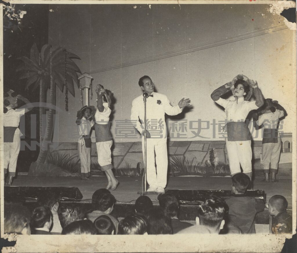 許石巡迴演出民謠時的歌唱神情