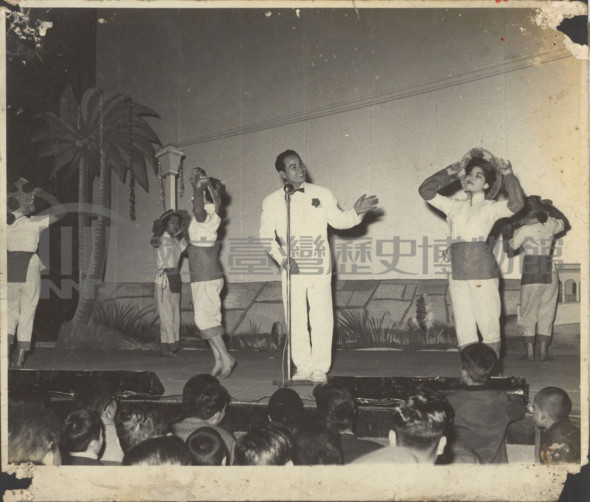 許石巡迴演出民謠時的歌唱神情