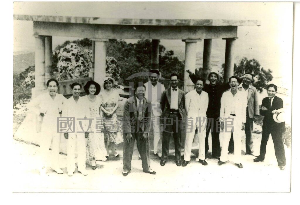 江文也與鄉土訪問音樂團攝於高雄壽山