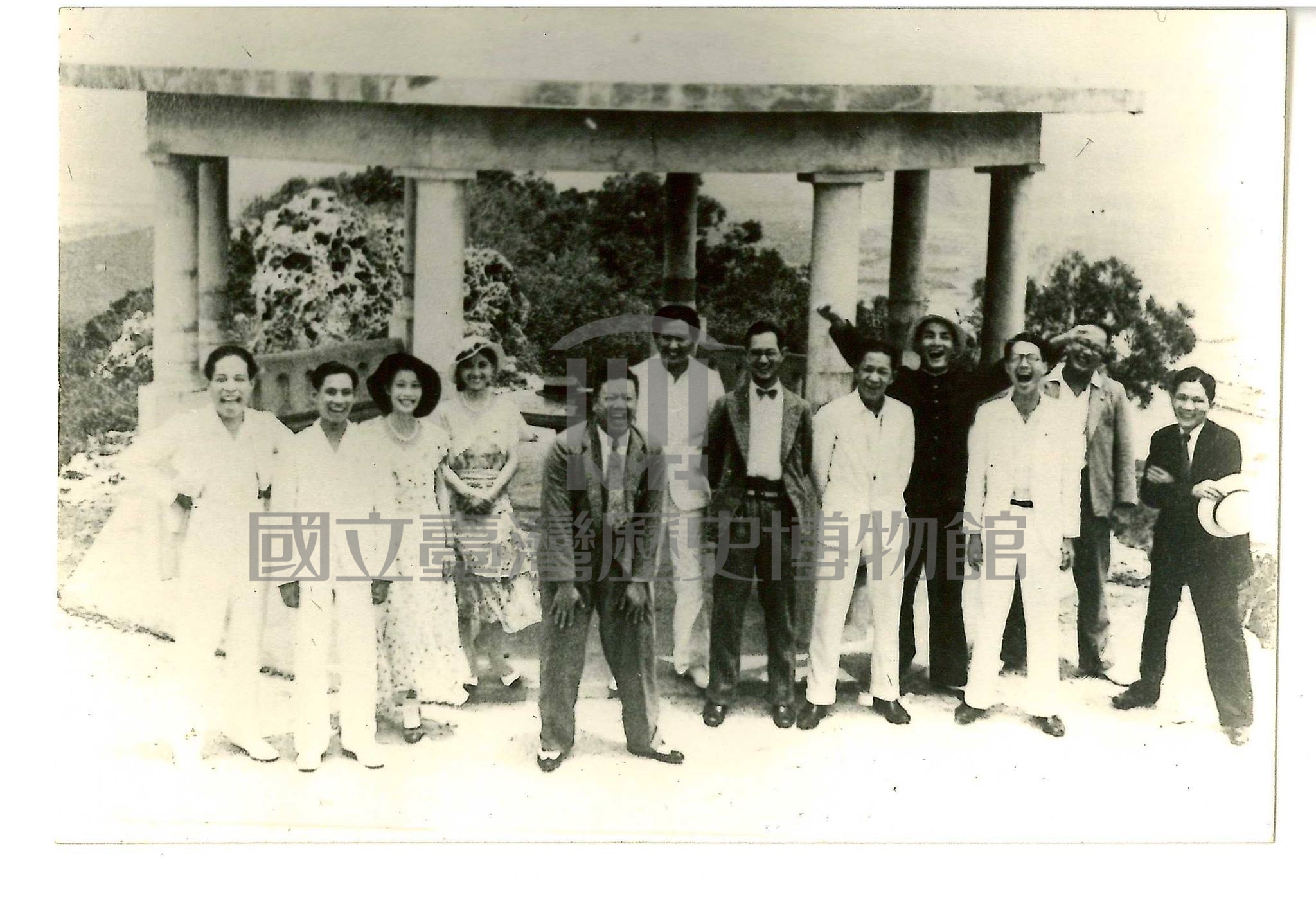 江文也與鄉土訪問音樂團攝於高雄壽山