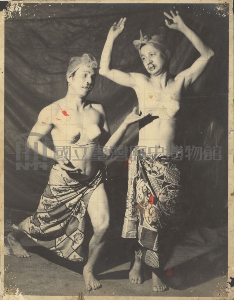 知名影星矮子財(右)與許石合作巡迴演出民謠