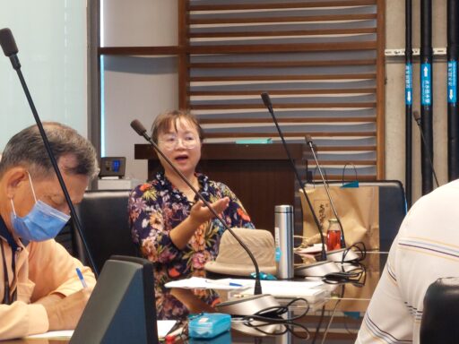 瑩秋姊分享兒時童謠。每個地區的念法似乎都不太一樣