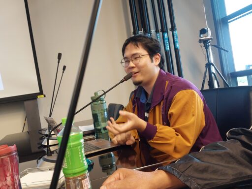 俊凱分享玩沙包時的童謠。眾人討論後才發現原來玩沙包默默的被歸類在「女孩子的遊戲」