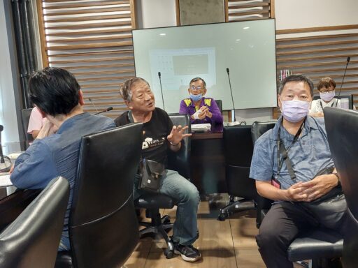 新化大哥現場獻唱幾首歌，示範不同的歌曲內容